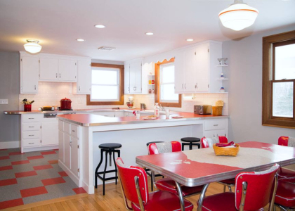 Los colores rojos traen energía vibrante y acentos llamativos en el diseño de la cocina y su decoración.