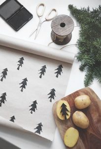 Envolver regalos con estampado de árboles de Navidad